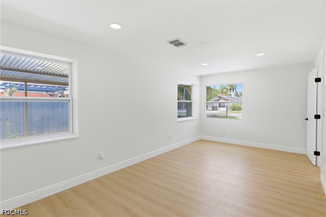 363 New York Dr Property Photo 16
