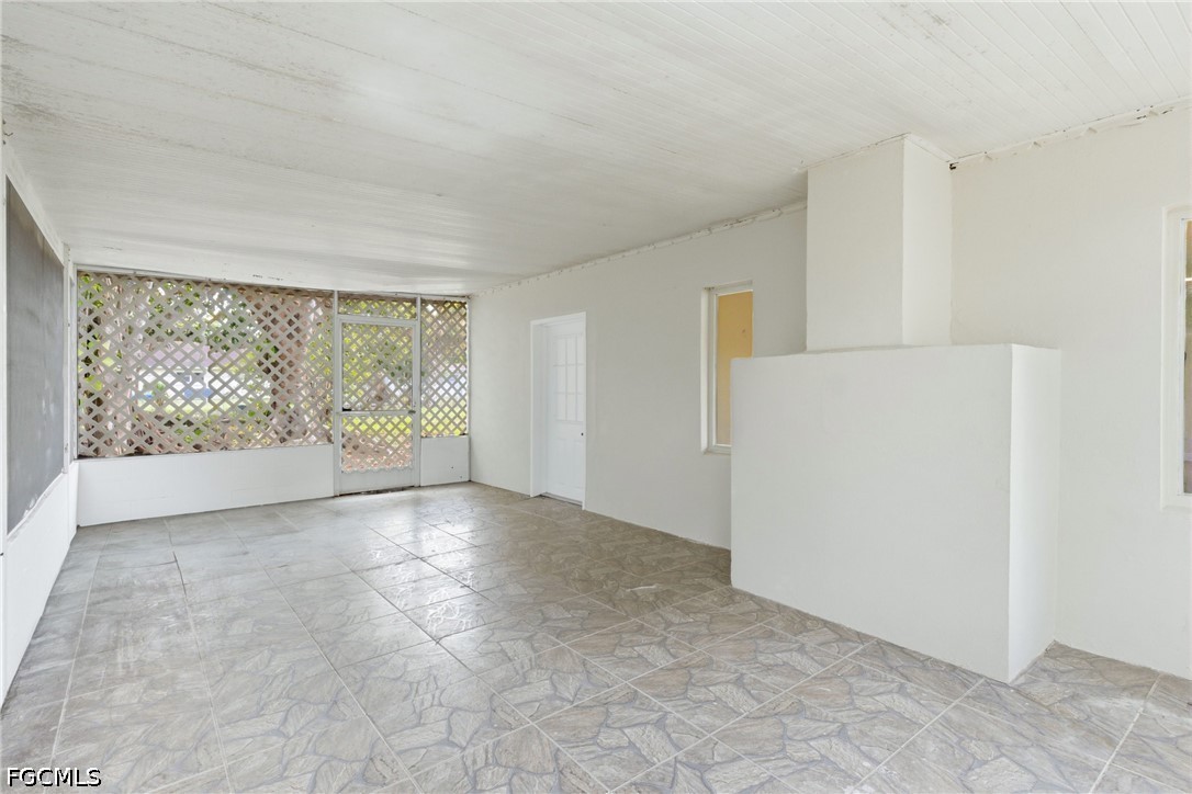 363 New York Dr Property Photo 28