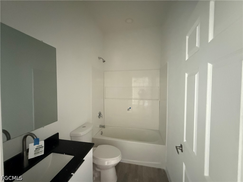332/334 Gilbert Ave S Property Photo 10