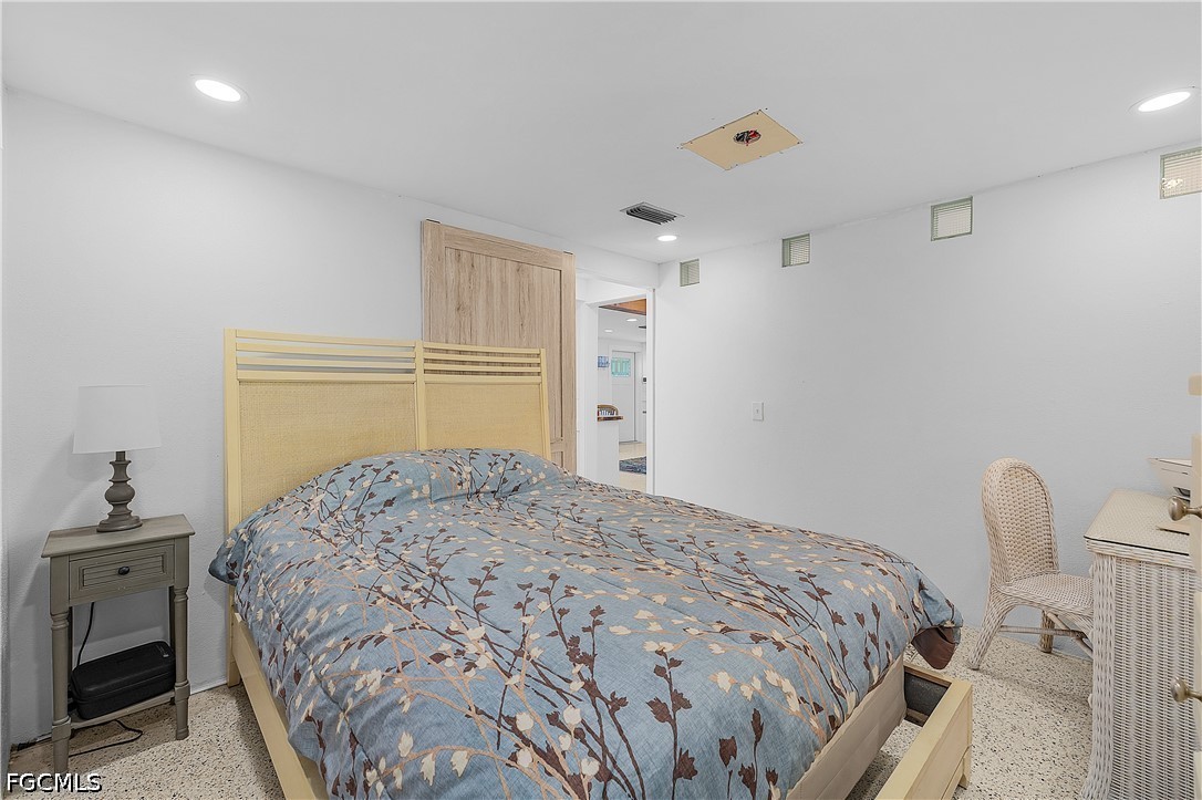 5387 Marina Dr Property Photo 8