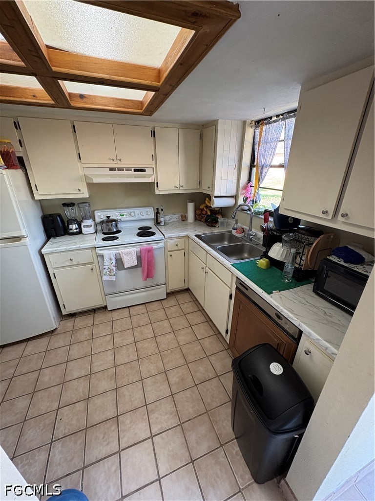 7582-7586 Carrier Rd Property Photo 17