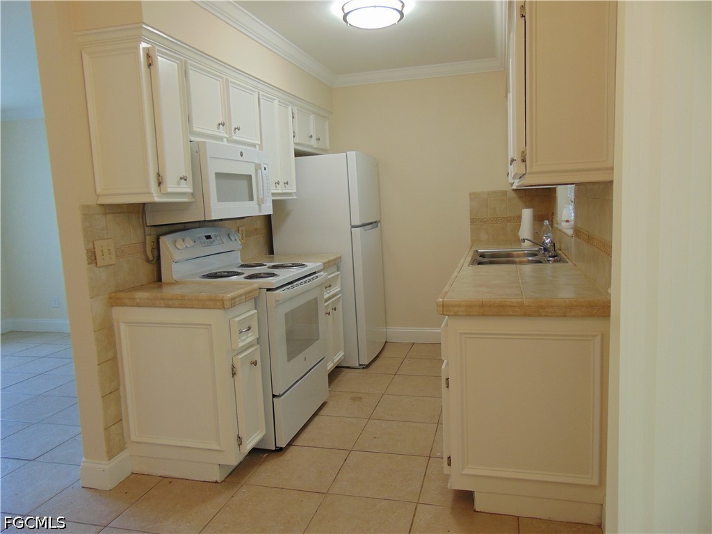 117 Stetson St Property Photo 3