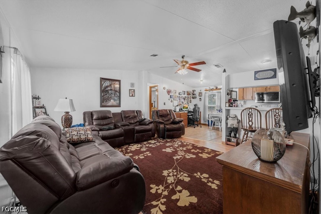 1537 Jerdik Dr Property Photo 6