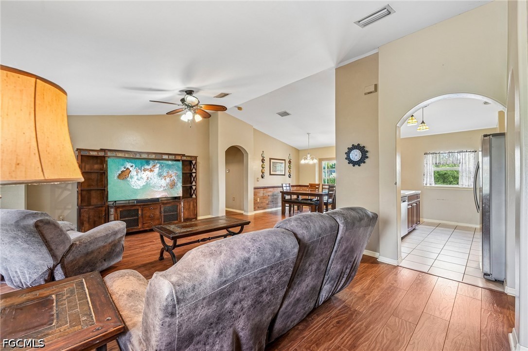 437 Raymer St Property Photo 3