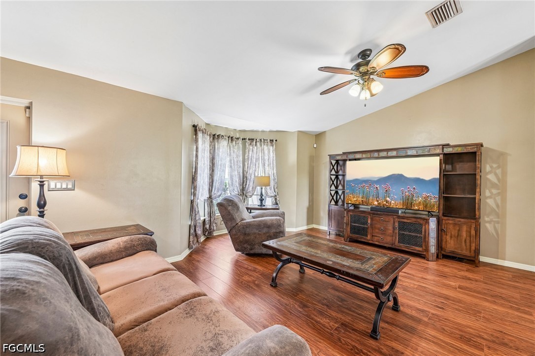 437 Raymer St Property Photo 4