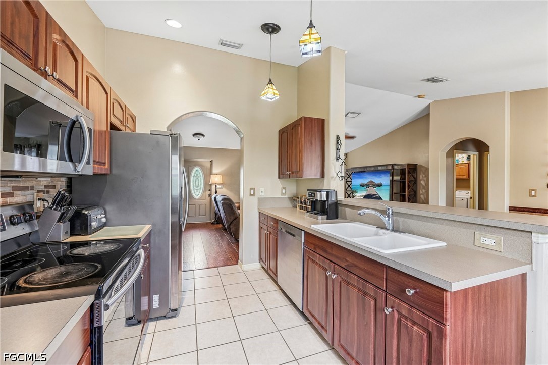437 Raymer St Property Photo 10
