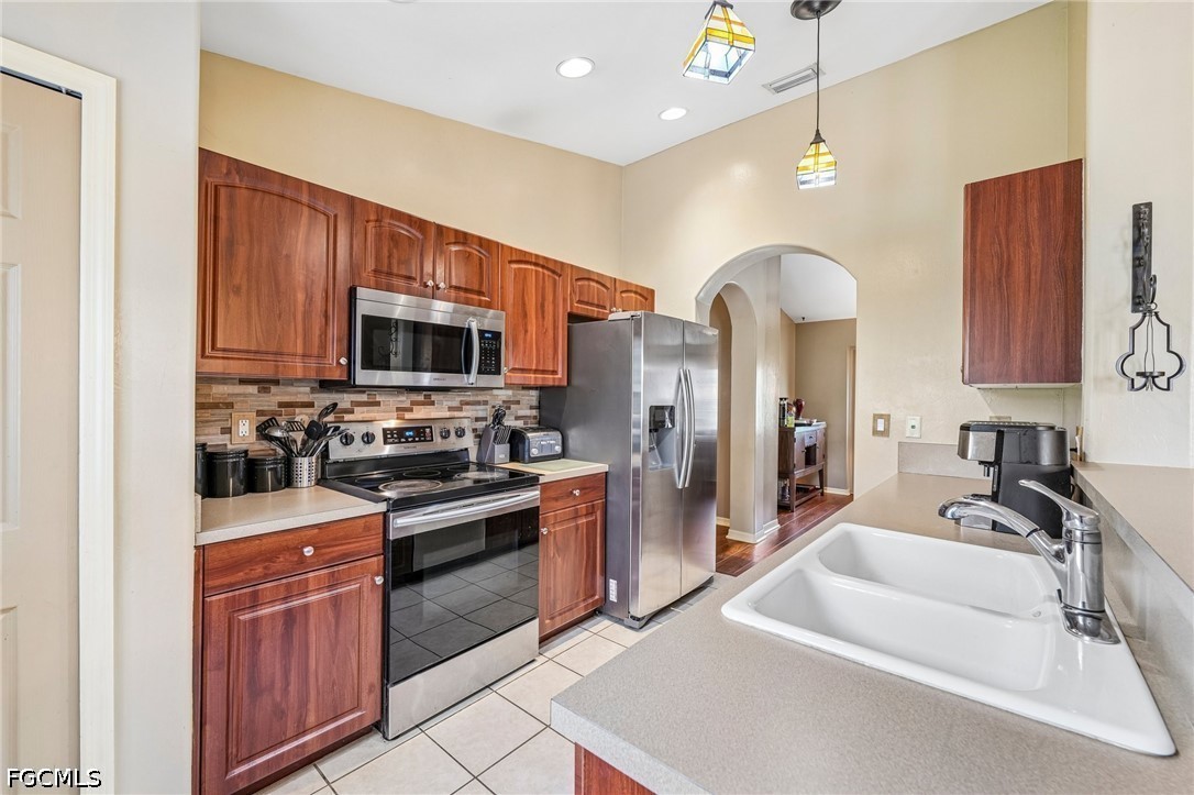 437 Raymer St Property Photo 11