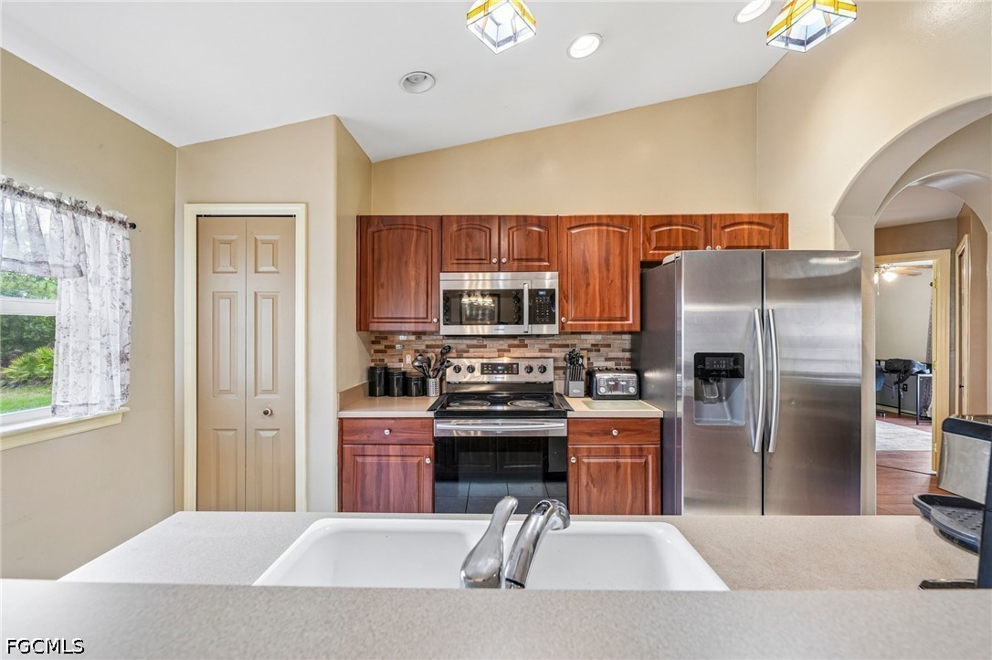 437 Raymer St Property Photo 13