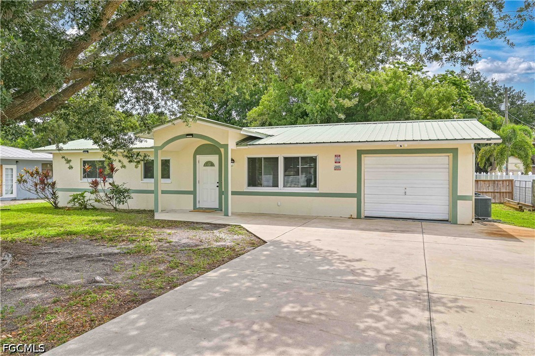 1130 Travis Ave Property Photo 1