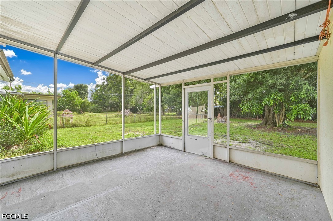 1130 Travis Ave Property Photo 17