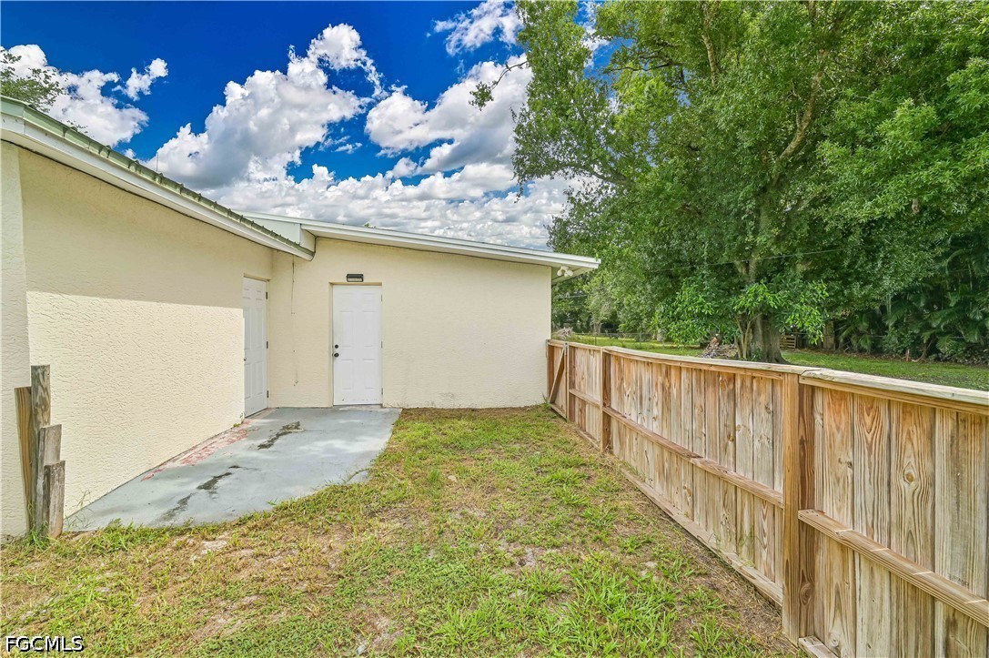 1130 Travis Ave Property Photo 19