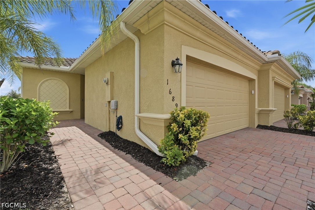 1689 Alameda Dr Property Photo 2