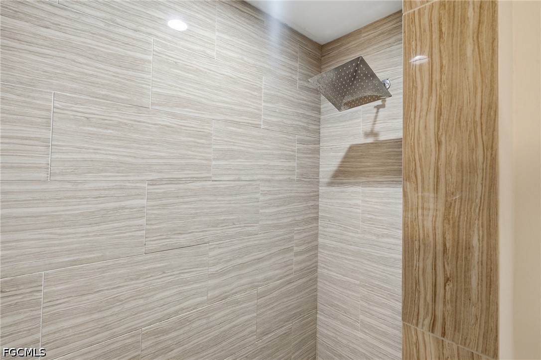 7075 Tide Cir Property Photo 9