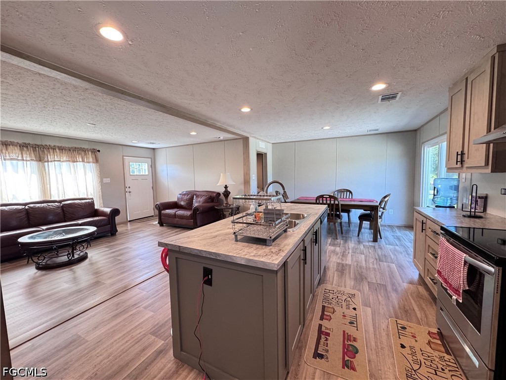 220 N Zambria St Property Photo 8