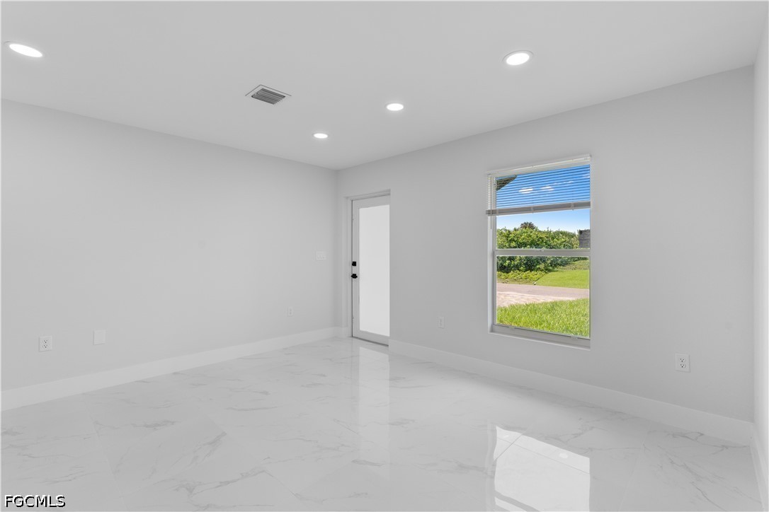 413 Eisenhower Blvd Property Photo 3