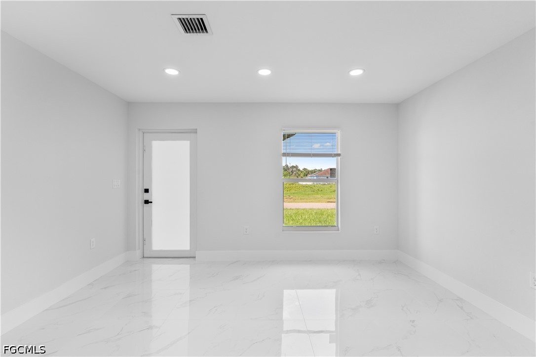413 Eisenhower Blvd Property Photo 4