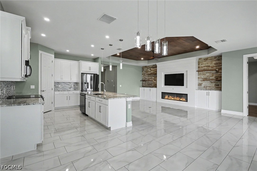 355 Spring Hill Lake Loop Property Photo 4