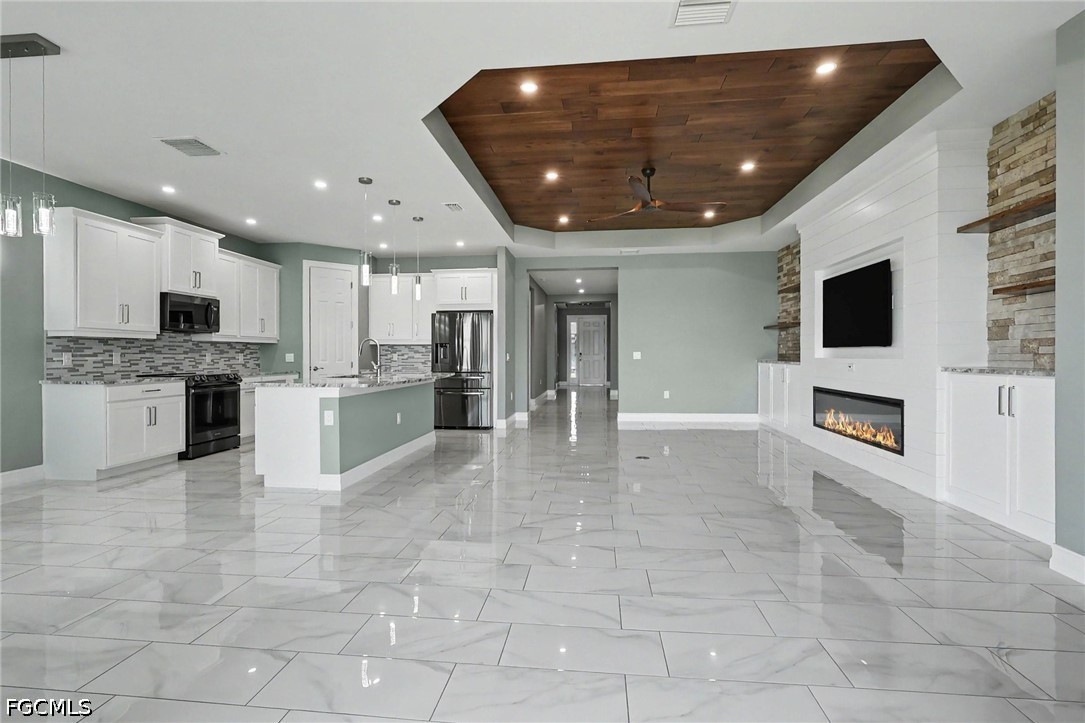 355 Spring Hill Lake Loop Property Photo 5