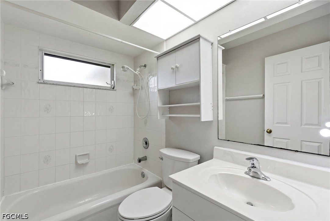 1403 Ne Van Loon Ter Property Photo 29