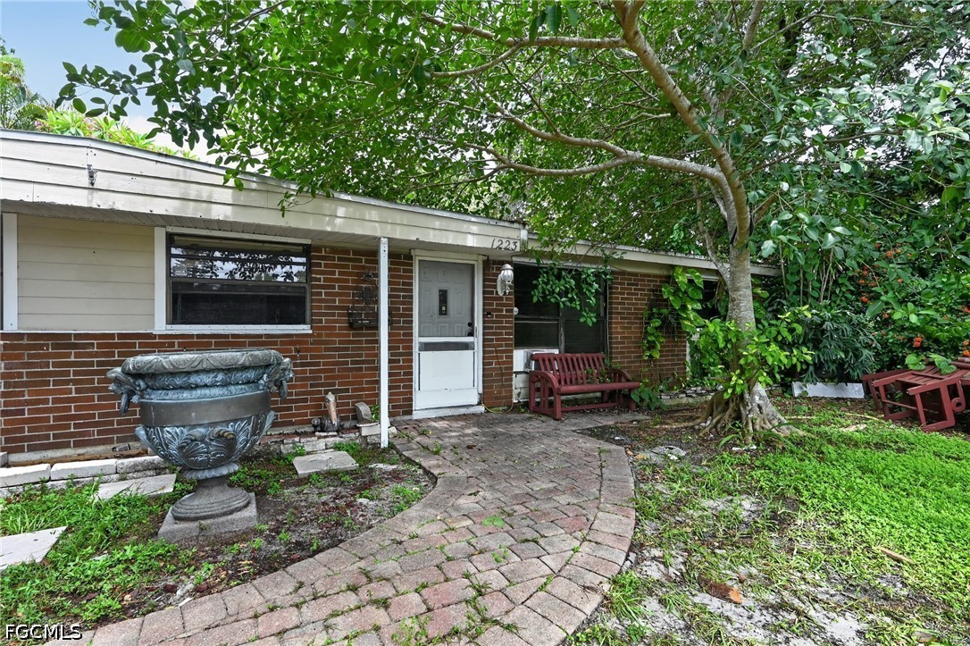1223 Embassy Ln Property Photo 4