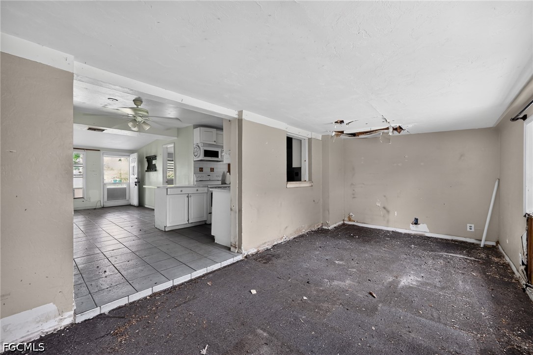 1223 Embassy Ln Property Photo 6
