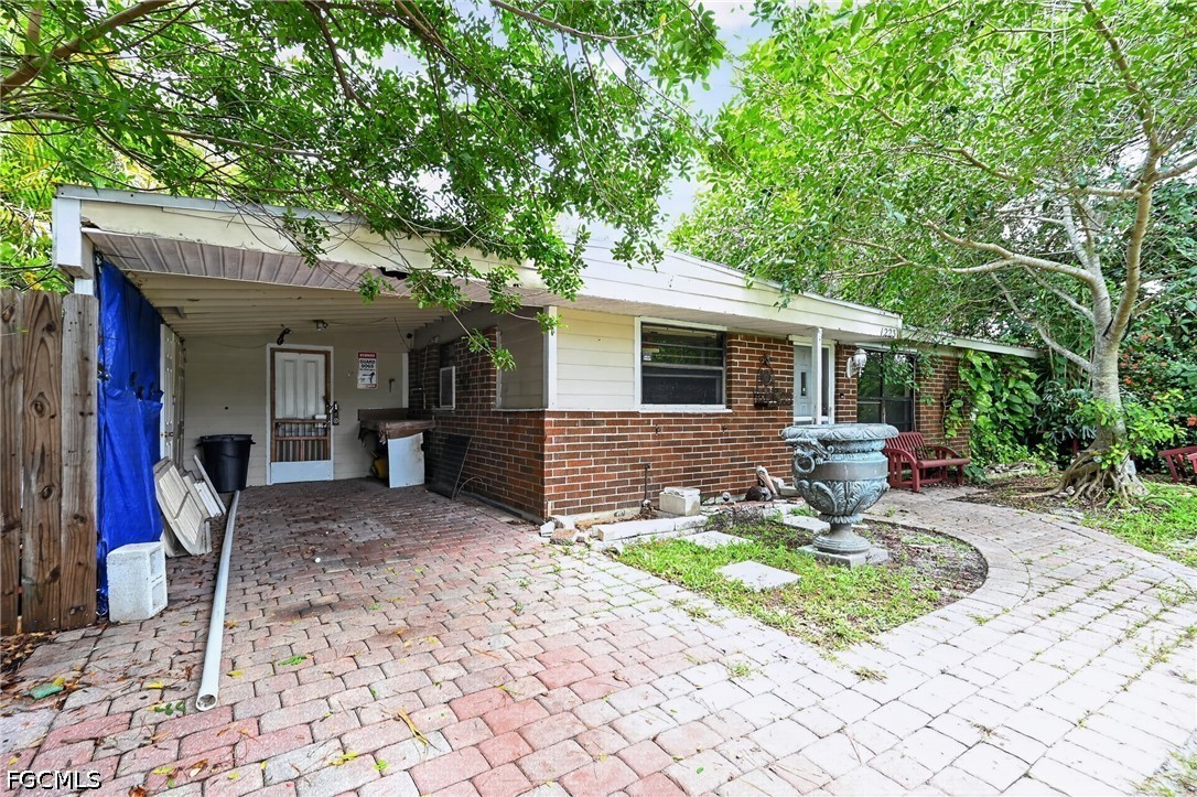 1223 Embassy Ln Property Photo 8