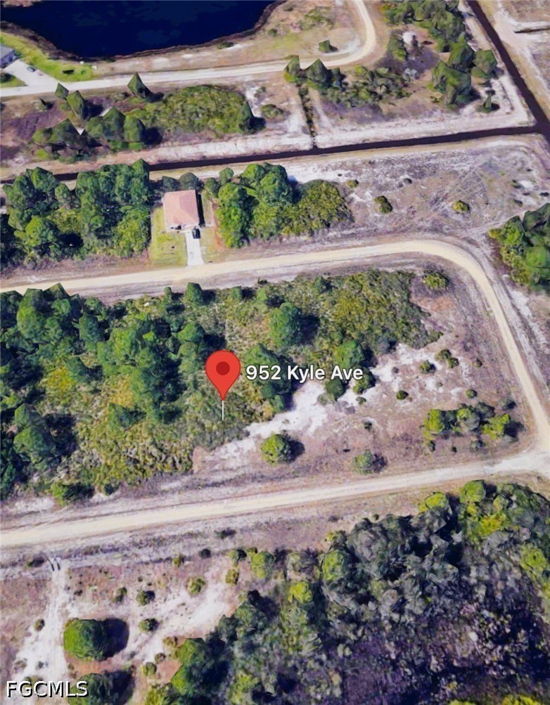 952 Kyle Ave Property Photo 3