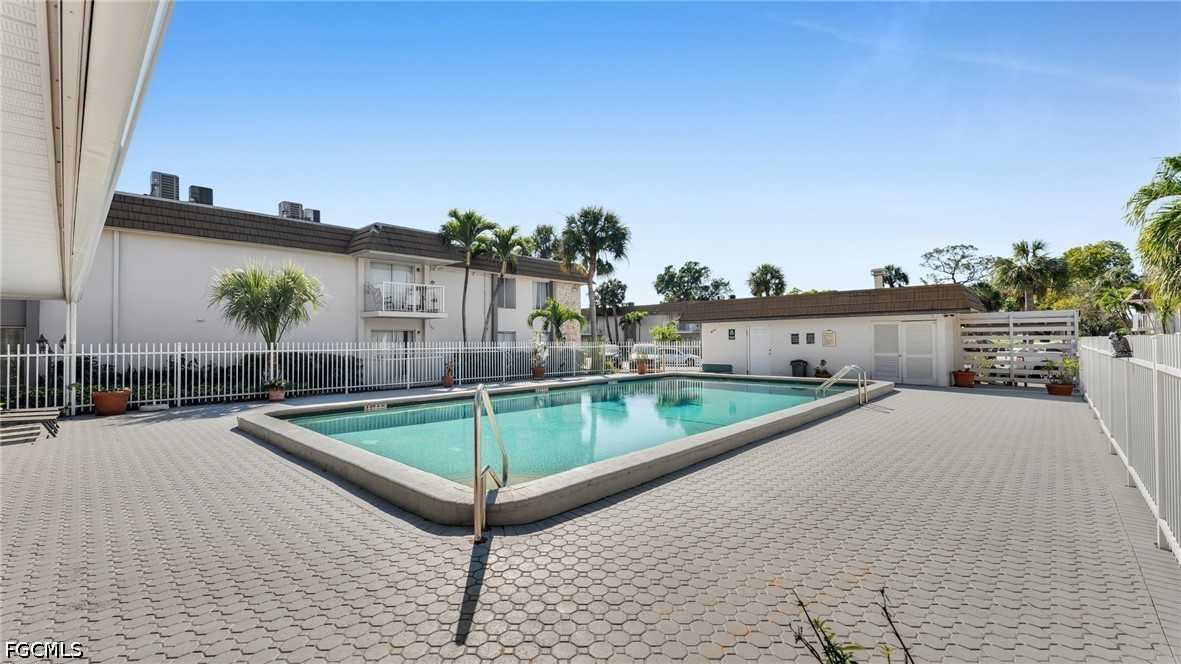 1830 Maravilla Ave 402 Property Photo 3