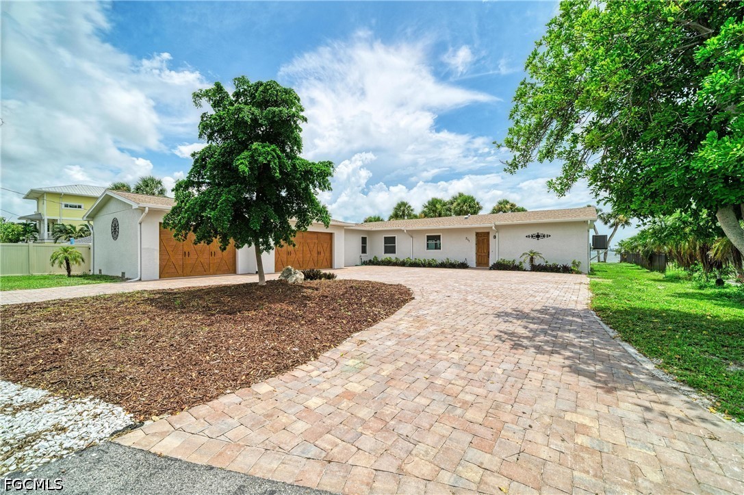 211 Bahia Vista Dr Property Photo 3
