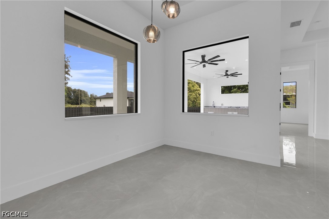 447 Rathburn St Property Photo 12