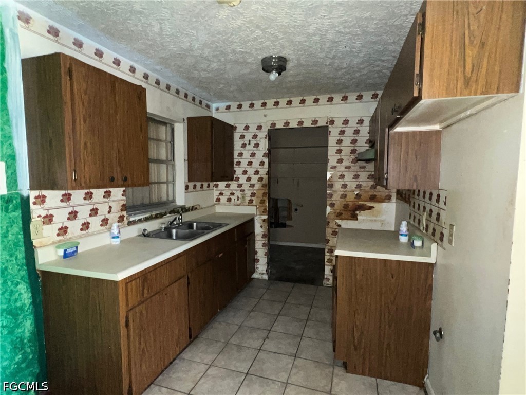 311 W El Paso Ave Property Photo 4