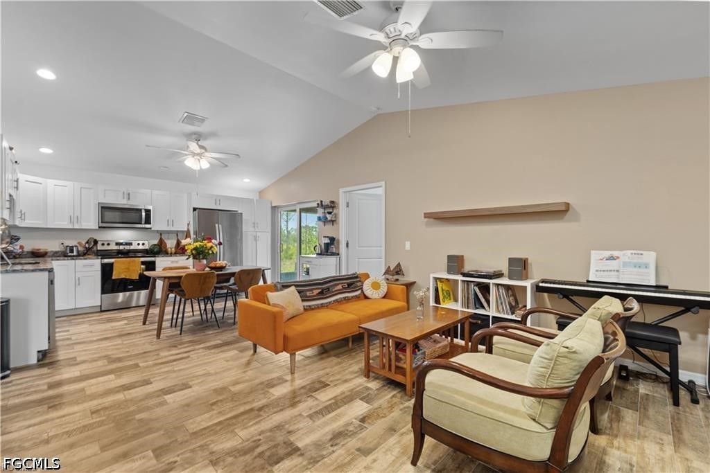27433 Las Lomas Dr Property Photo 4
