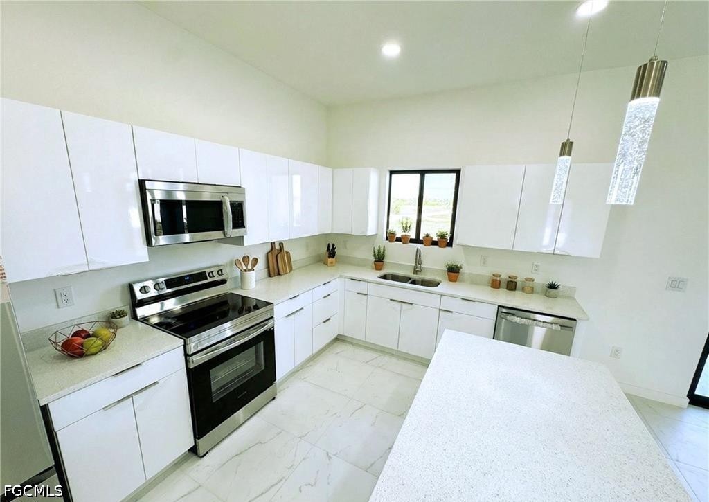 1027 Kismet Pkwy W Property Photo 9