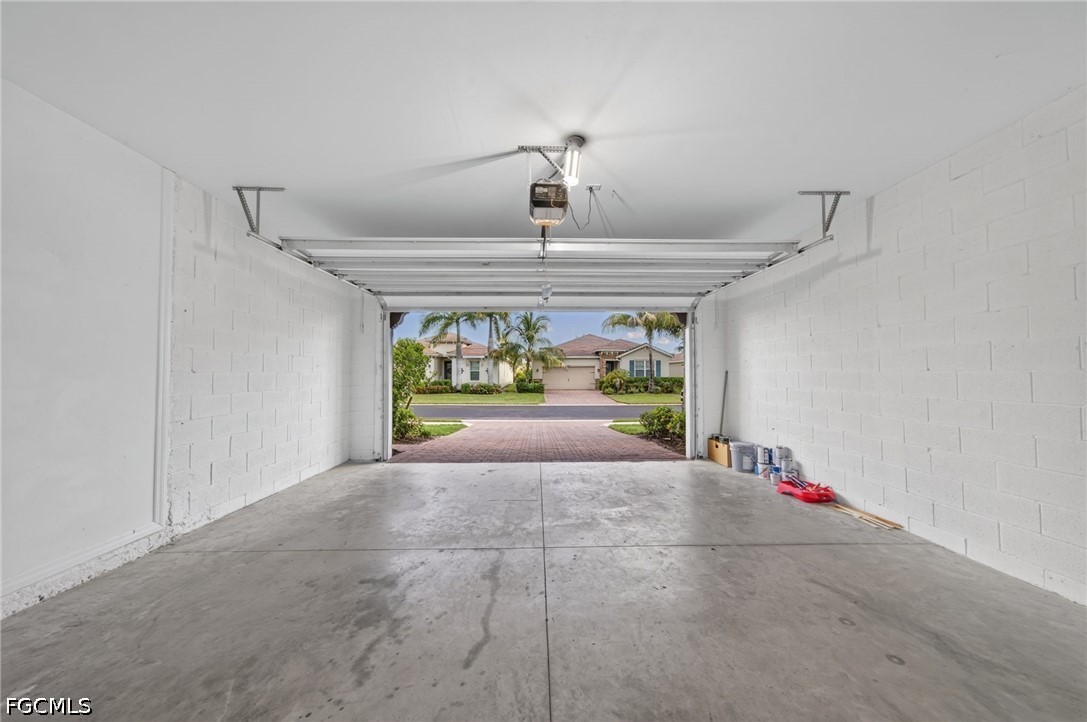 8051 Venetian Pointe Dr Property Photo 38