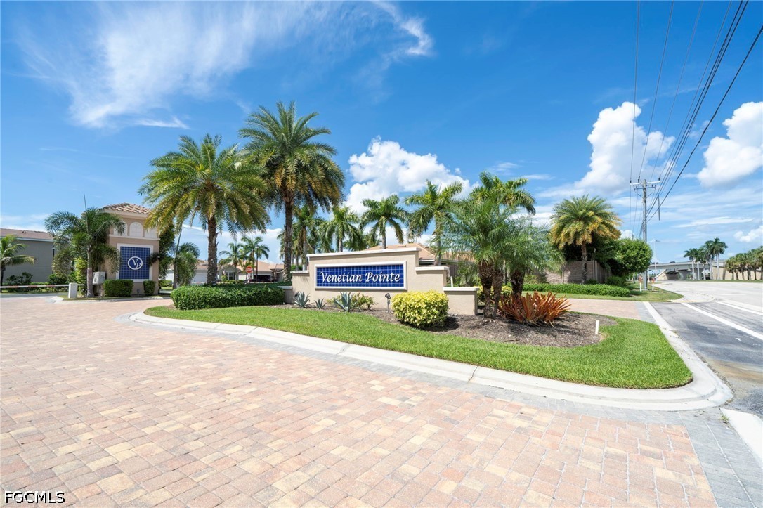 8051 Venetian Pointe Dr Property Photo 48