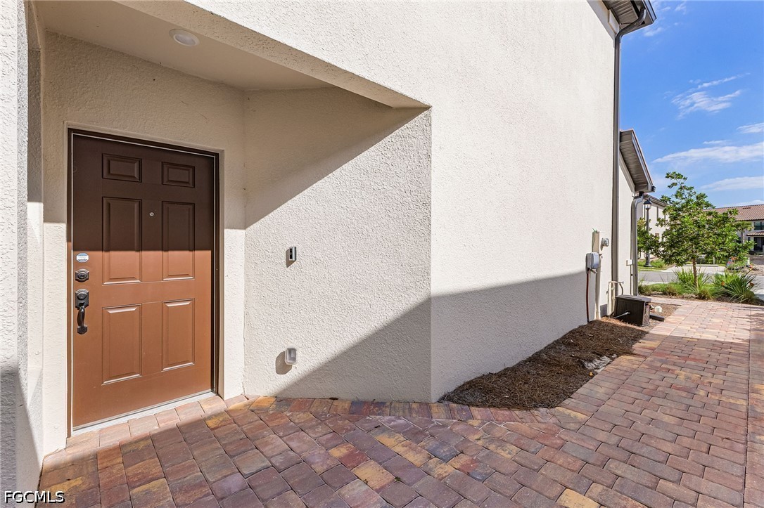 1682 Lake Jessup Cir Property Photo 3