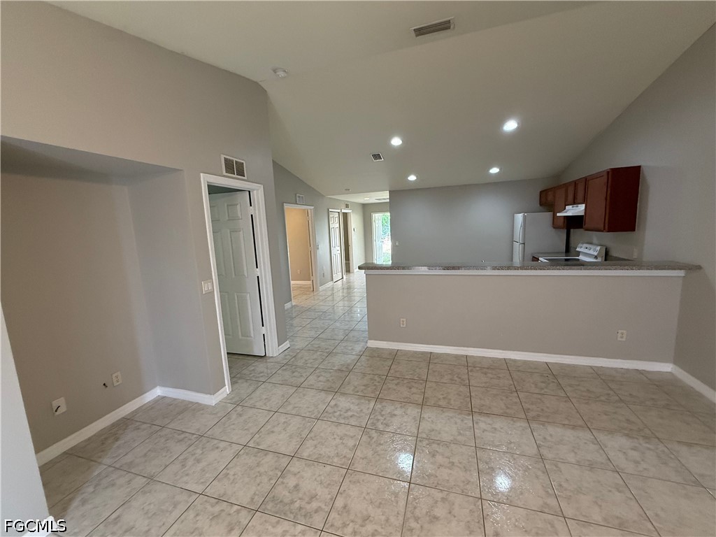 1040 Ainsworth St E Property Photo 2
