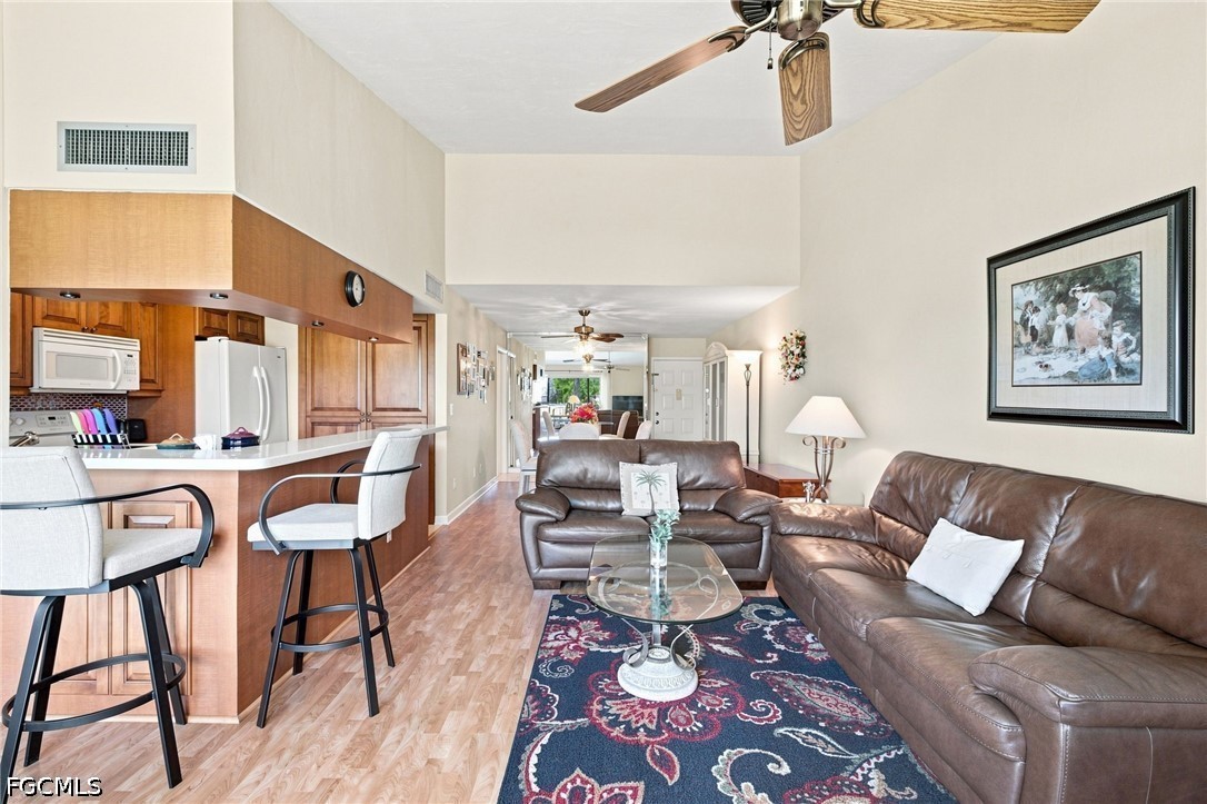 5585 Trailwinds Dr 324 Property Photo 2