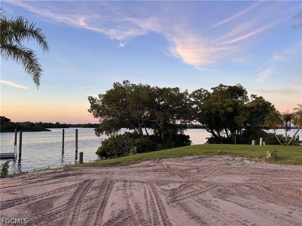 321 Shoreland Dr Property Photo 4