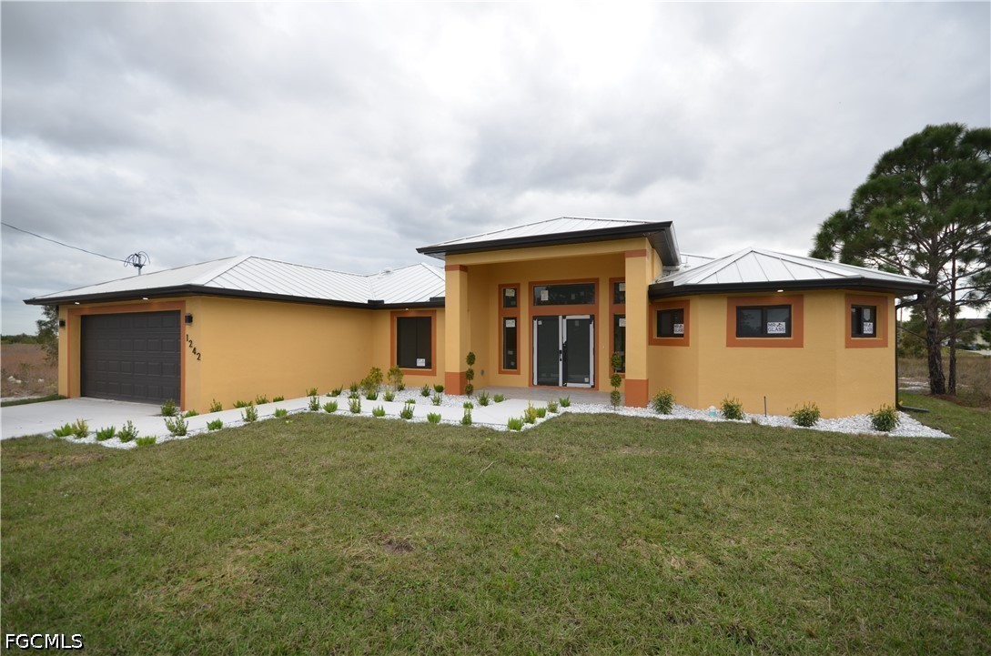 1242 Hathor St E Property Photo 1