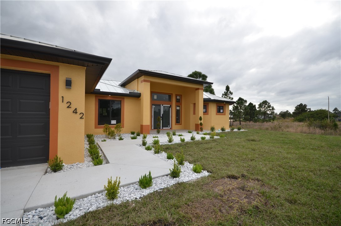 1242 Hathor St E Property Photo 2