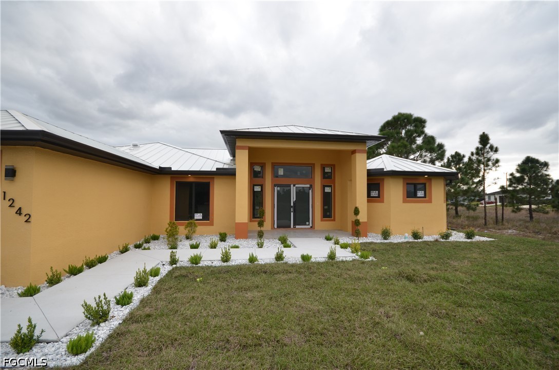 1242 Hathor St E Property Photo 3