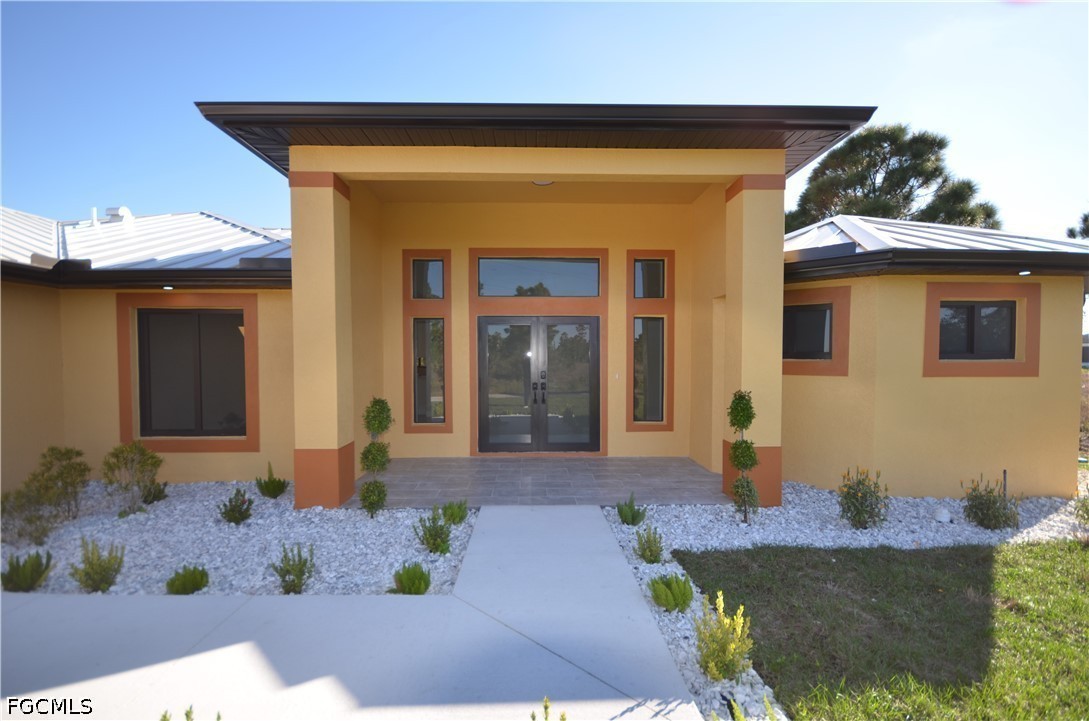 1242 Hathor St E Property Photo 4