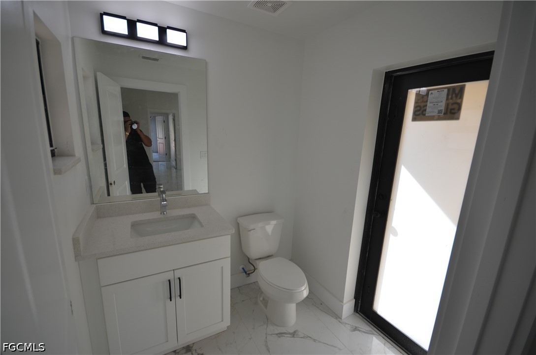 1242 Hathor St E Property Photo 10