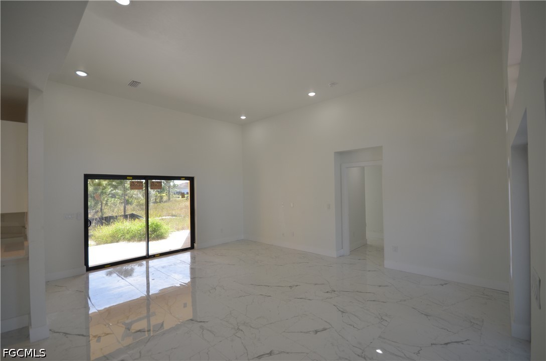 1242 Hathor St E Property Photo 15