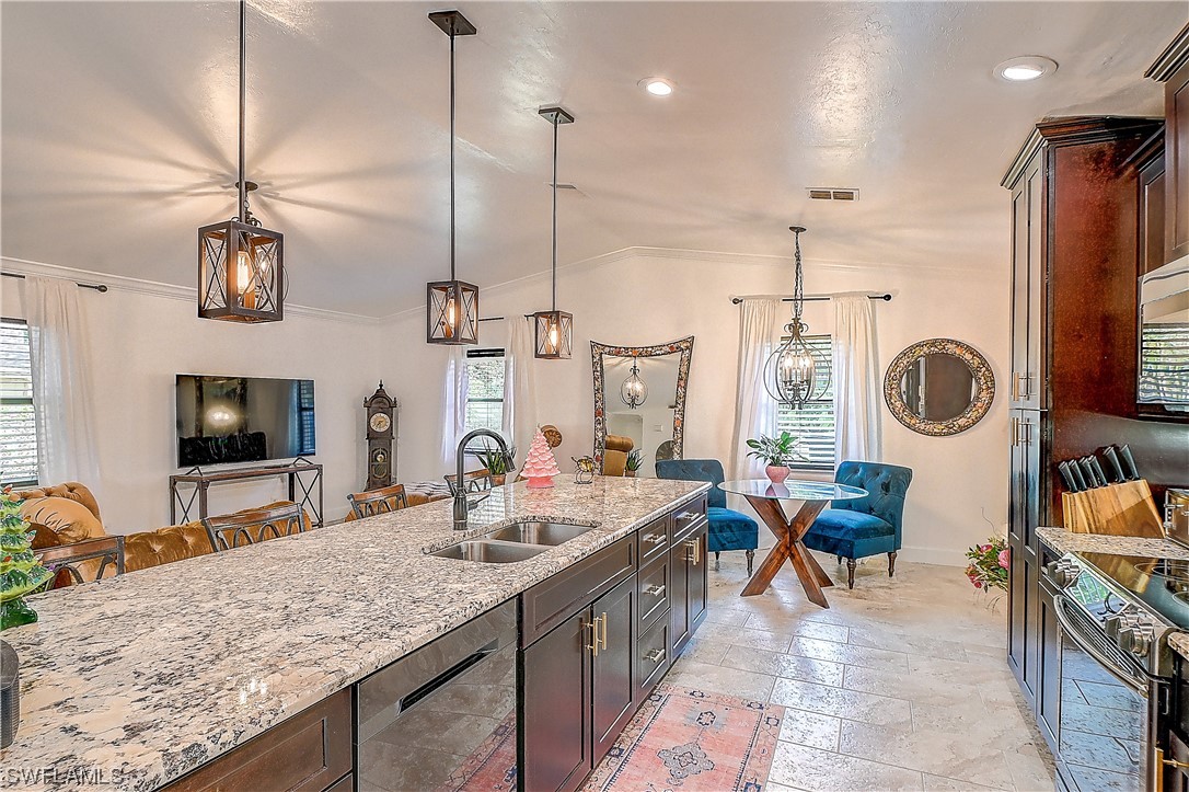4266 Island Cir B Property Photo 6