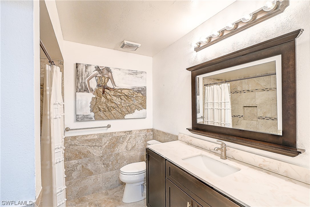 4266 Island Cir B Property Photo 11