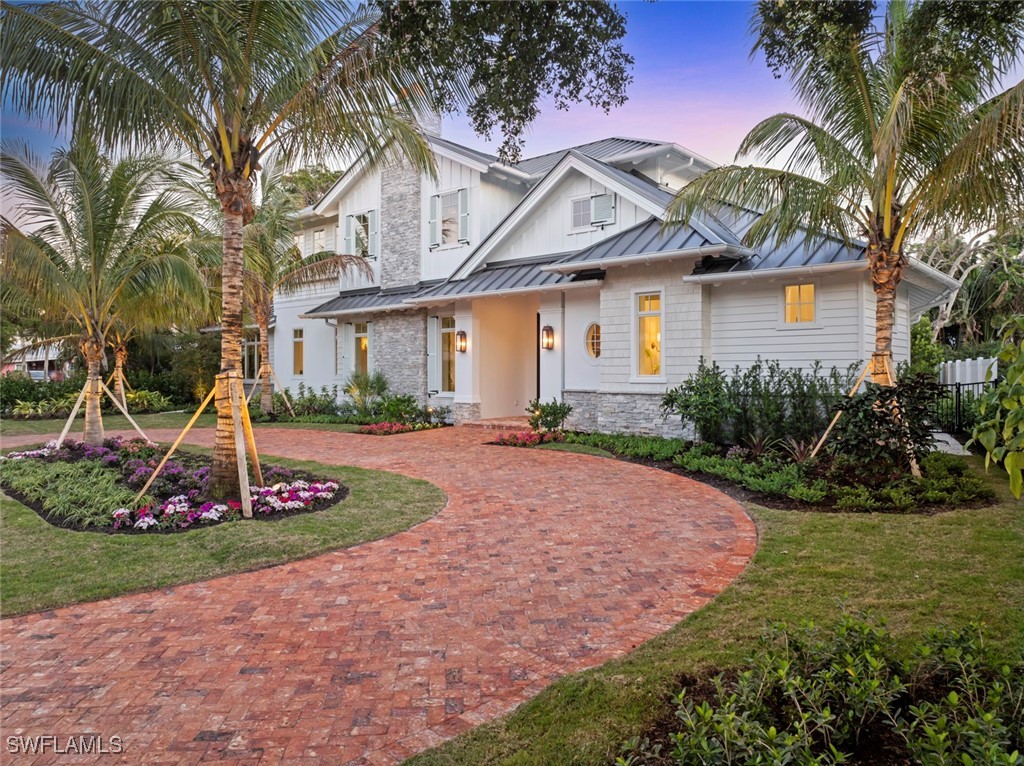 690 7th Ave N Property Photo 1