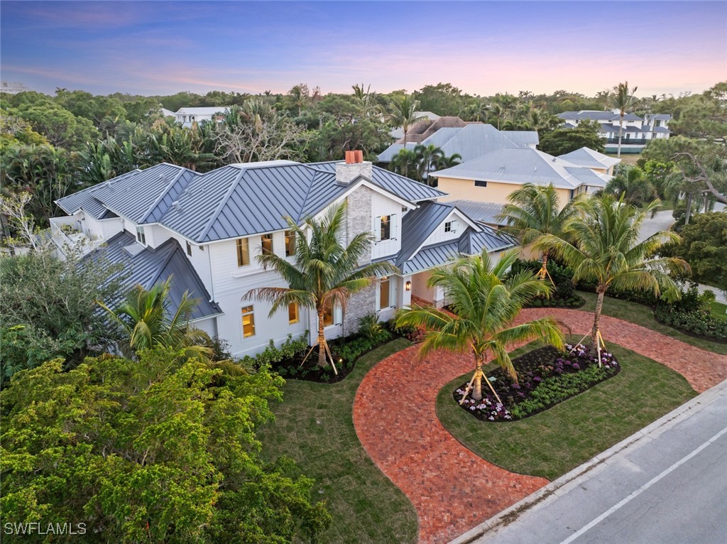 690 7th Ave N Property Photo 3