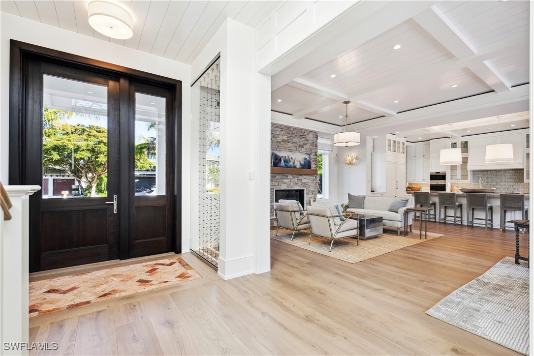 690 7th Ave N Property Photo 4